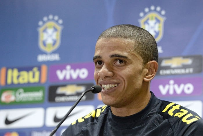 Com Douglas Costa lesionado, Tite convoca Taison para as Eliminatórias