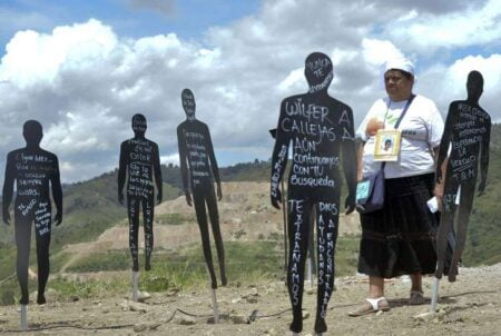 A mãe que busca seu filho embaixo de 18 toneladas de escombros há 15 anos
