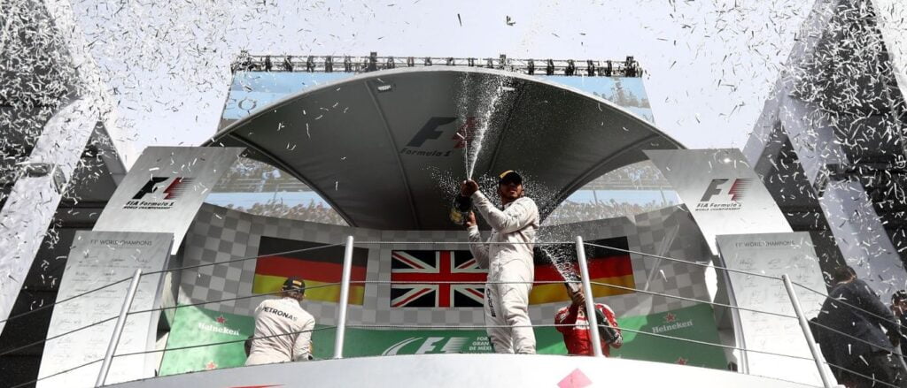Hamilton passeia no México e encurta distância para Rosberg