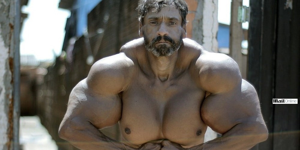 “He-Man” brasileiro: homem injeta óleo no corpo para aumentar os músculos