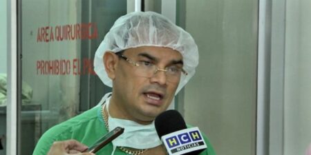 Homem tem genital removido após membro ficar preso em garrafa durante 4 dias