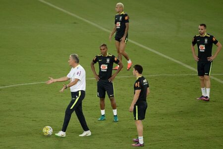 Tite esboça Brasil com Coutinho entre titulares e Thiago Silva no banco