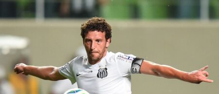 Aos 35, Elano anuncia aposentadoria e será auxiliar técnico do Santos