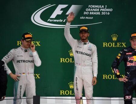 Hamilton vence e adia decisão do título para última prova
