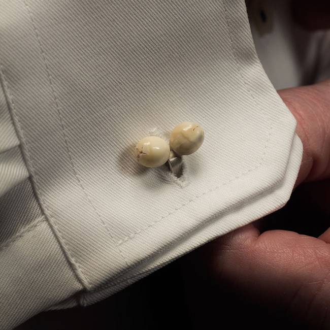 Designer cria lindas joias usando dentes humanos como matéria-prima