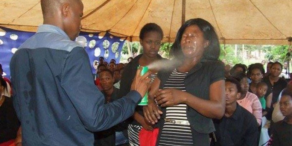 Pastor afirma curar fiéis através de pratica bizarra
