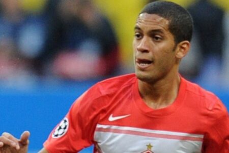 Repatriado! Volante ex-Vasco desembarca no Rio para negociar com o Flamengo
