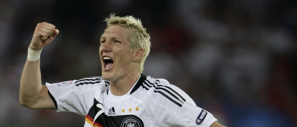 Santos dá 1º passo por Schweinsteiger, mas desanima com salário