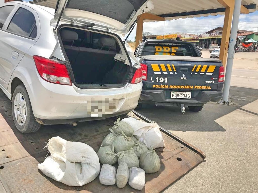 Três pessoas são presas com 20,6 Kg de maconha na BR-232