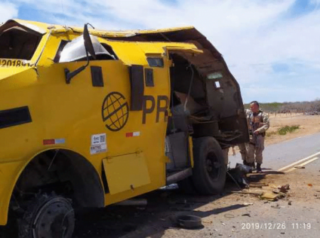 Carro forte é assaltado na BR-235 no Sertão