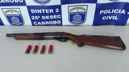 Dono de estabelecimento comercial é preso em Cabrobó por posse de arma de fogo e contrabando