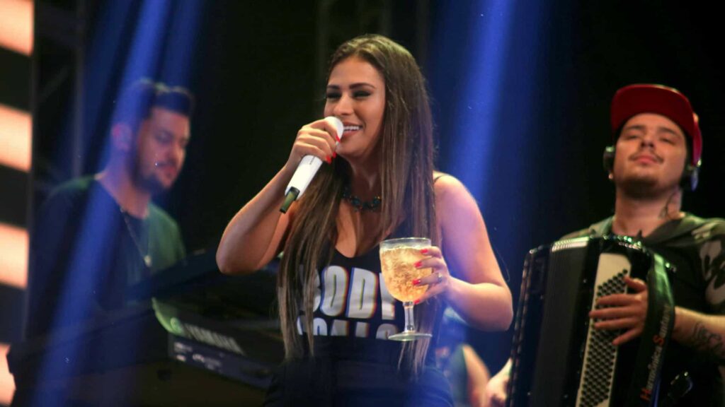 Ao cantar música sobre traição de amigas, Simone grita “Alô Boca Rosa”