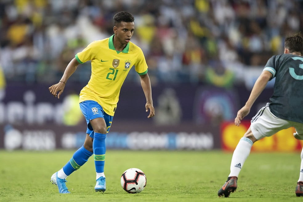 Jogador Rodrygo mais distante da Seleção Brasileira de Futebol