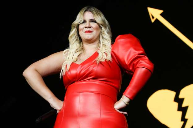 Marília Mendonça se emociona em 1° show após licença-maternidade