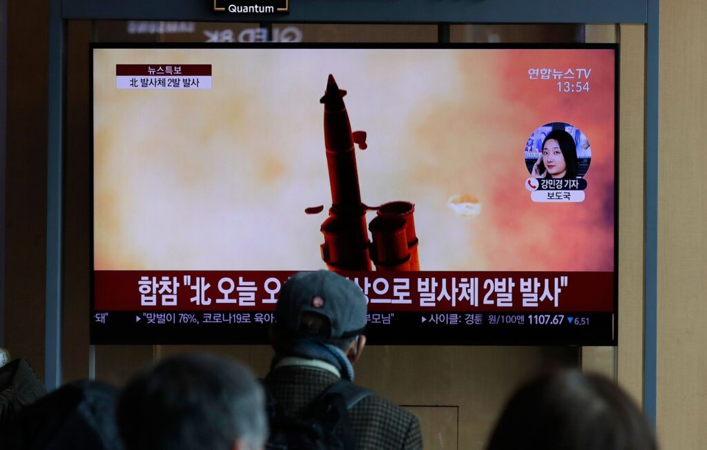Coreia do Norte dispara mísseis no mar