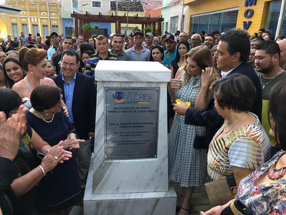 Prefeito de Flores inaugura praça e destaca a importância da união das famílias do município
