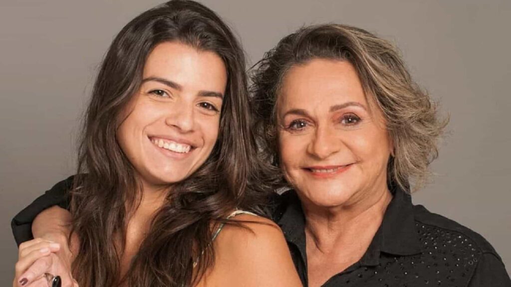 Fafy Siqueira revela namoro com cantora mais jovem