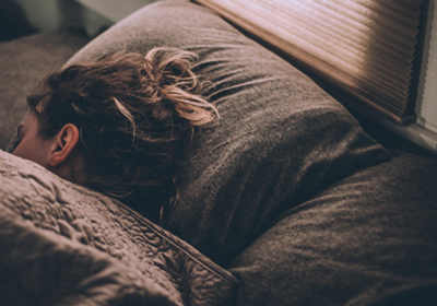 É possível dormir melhor seguindo esses 9 passos simples