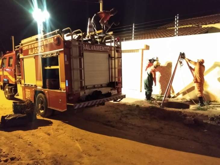 Bombeiros resgatam cavalo que caiu em cacimba no Agreste