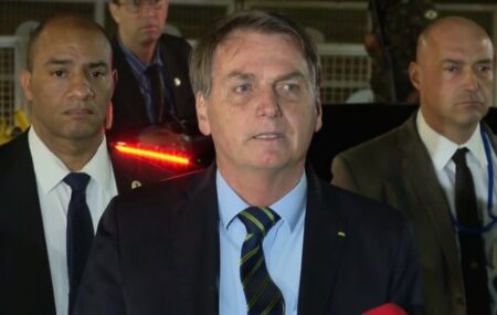 Bolsonaro diz que governadores devem bancar auxílio, se fecharem Estado