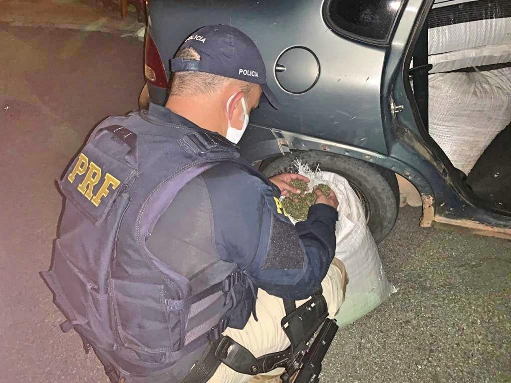Dois homens e uma mulher são detidos com 185 kg de maconha em Floresta