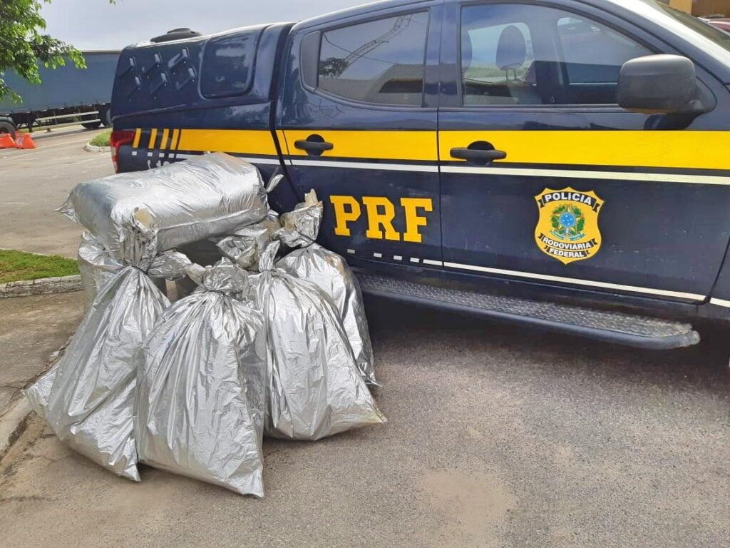 PRF apreende caminhonete roubada com 173 Kg de maconha na BR-232