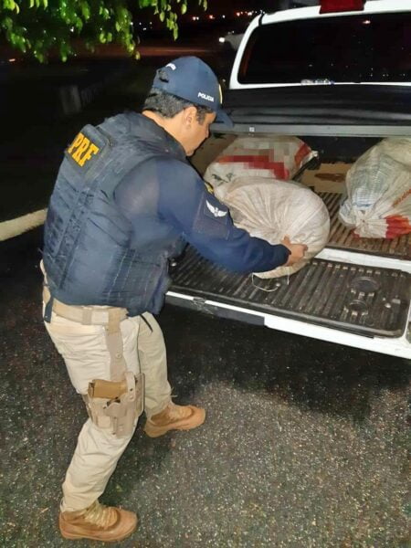 Dupla é preso com caminhonete roubada e 22Kg de maconha, na BR-232