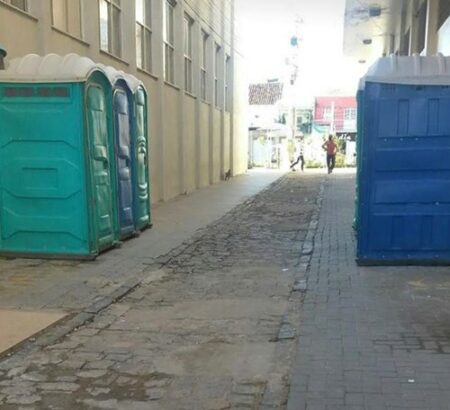 Comerciantes reclamam de ‘forte cheiro’ nos banheiros químicos, em ST