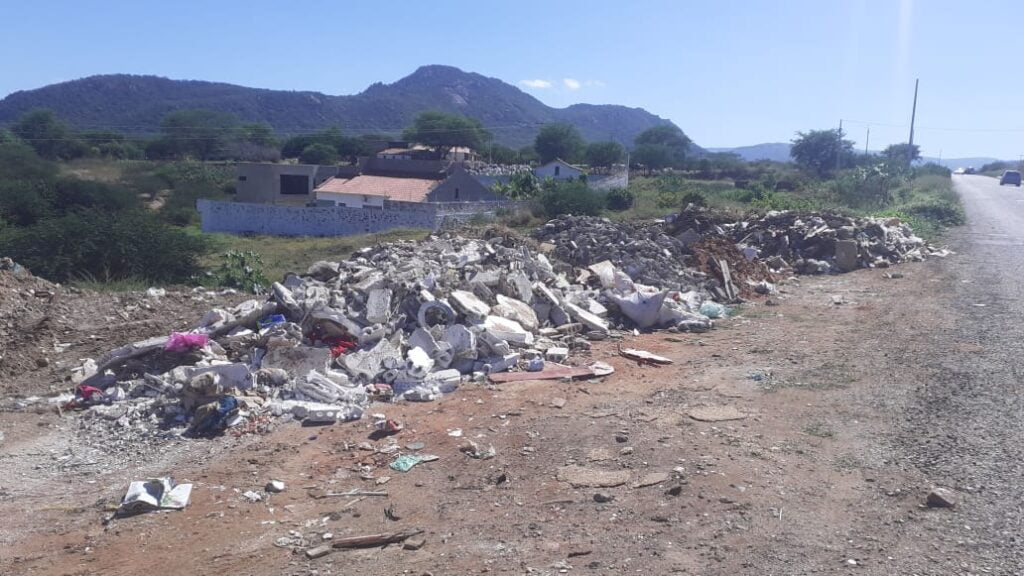 Descarte irregular de lixo e entulhos causam problemas em Serra Talhada
