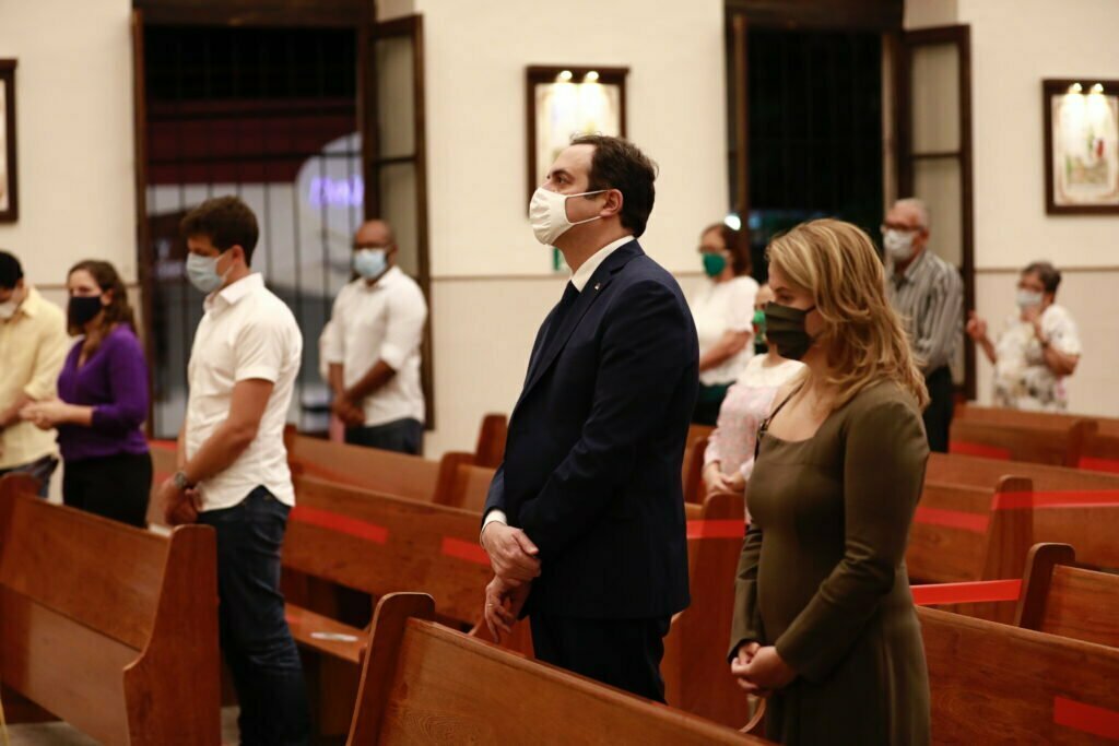 Emoção marca missa em homenagem a Miguel Arraes e Eduardo Campos