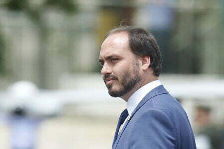 Ministério Público investiga funcionários fantasmas no gabinete de Carlos Bolsonaro