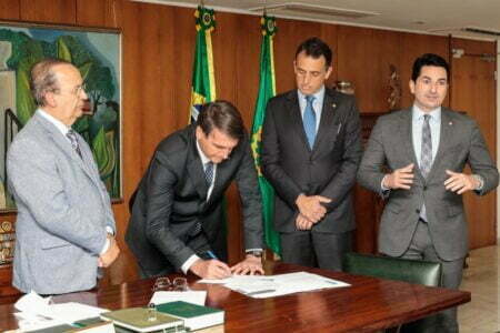Bolsonaro sanciona Lei de negociação de dívidas para empresas