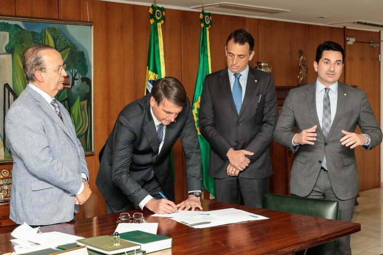 Bolsonaro sanciona Lei de negociação de dívidas para empresas
