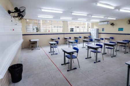 Aulas na rede estadual retornam para alunos do 3º ano do Ensino Médio