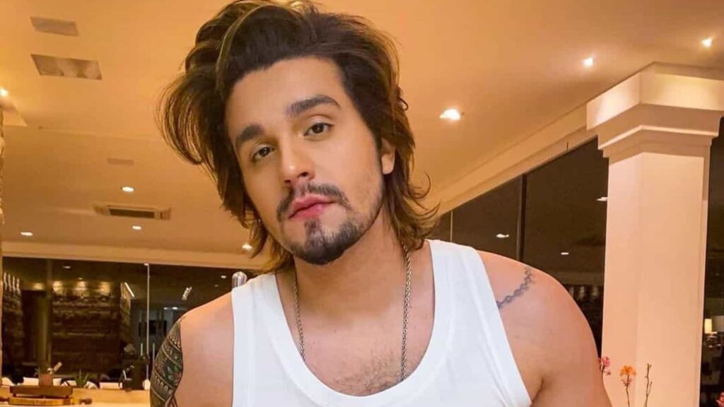 Após separação, Luan Santana aparece descontraído no México