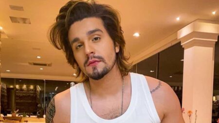 Após separação, Luan Santana aparece descontraído no México