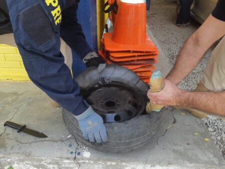 PRF apreende maconha dentro de pneu de carro em Salgueiro