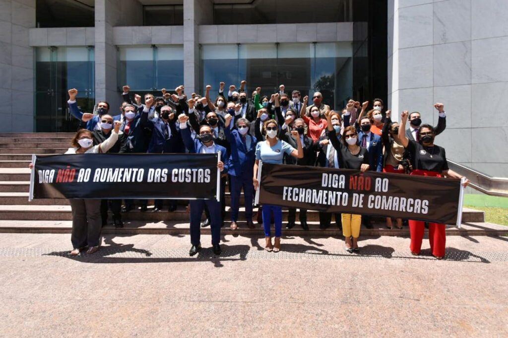 PE: Ato contra aumento de custas reúne dezenas de advogados em frente à Assembleia