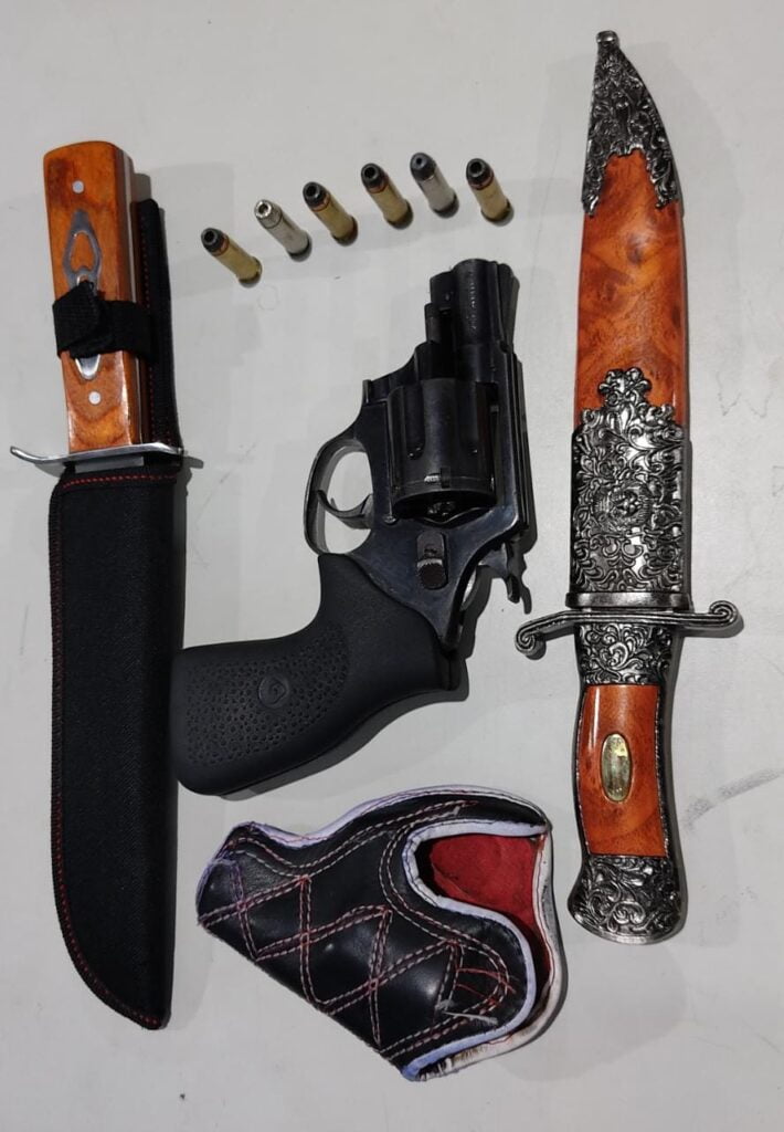 Homem é preso com duas facas, revólver e munição em Belmonte