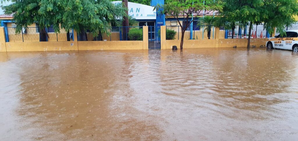 Forte chuva causa alagamento em ruas e casa de Serra Talhada
