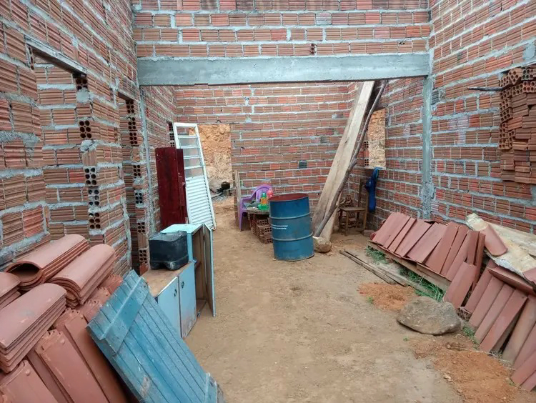 Família pede ajuda para terminar casa em Santa Cruz da Baixa Verde