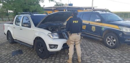 Cabrobó: PRF detém motorista com caminhonete de luxo adulterada