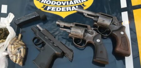 Dois homens são presos com três armas e droga na BR-232, no Sertão
