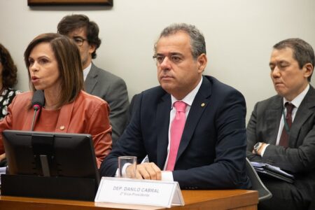 Danilo Cabral busca anular portaria que tira recursos do Fundeb