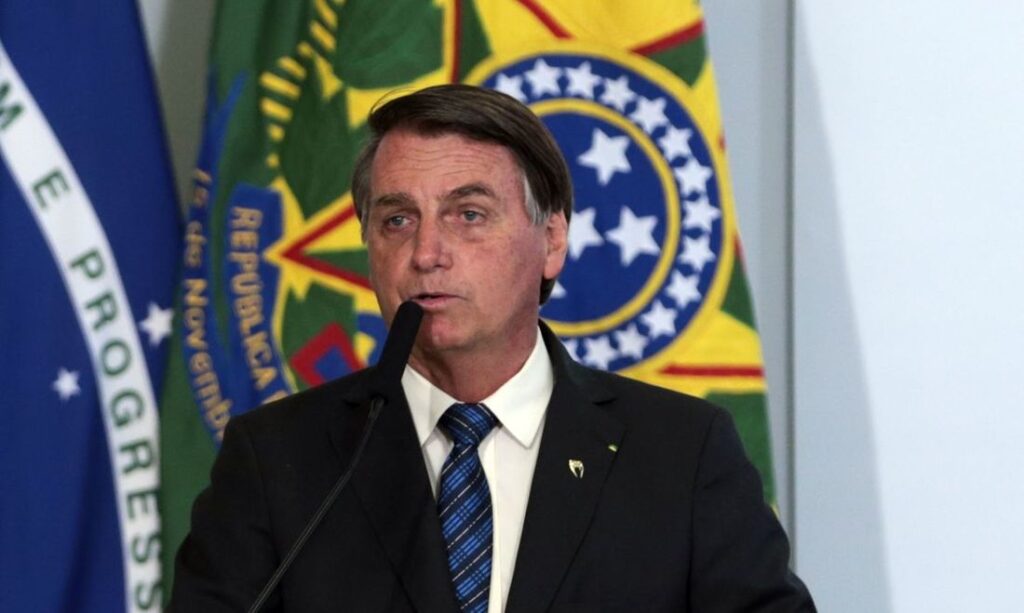 Bolsonaro diz que não deve ser cobrado por efeitos da vacina contra Covid-19
