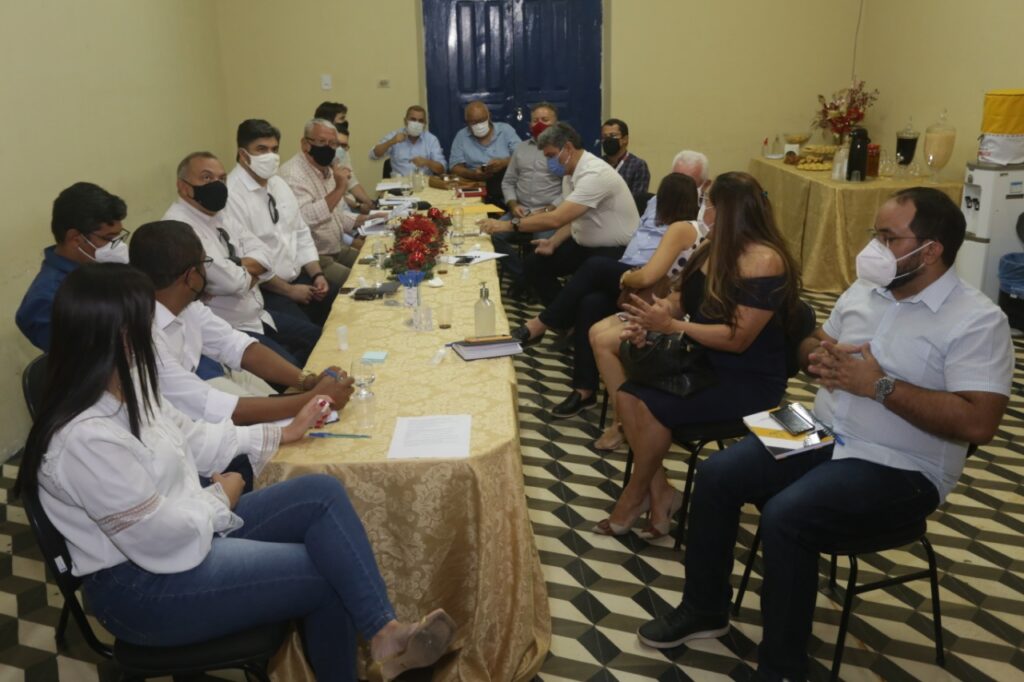 Prefeita se reúne com secretários e representantes da Feira de Animais em ST