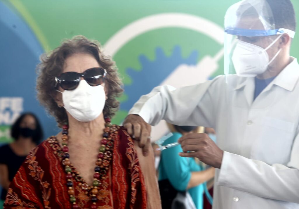 Pernambuco inicia vacinação de idosos a partir de 85 anos de idade