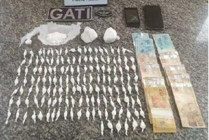 PM apreende pai e filho suspeitos de tráfico de drogas no Sertão de PE