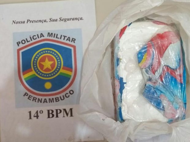 Dupla é presa com tablete de cocaína na PE-340, em Betânia