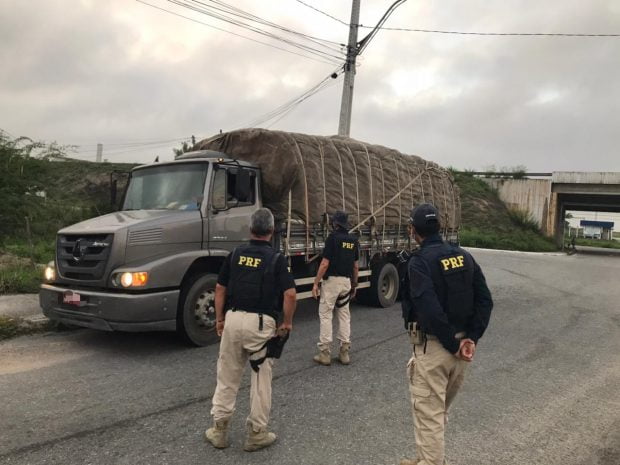 PRF flagra 27 toneladas de excesso de peso na BR-232, em PE